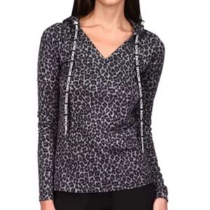 NWT MICHAEL Michael Kors Malachite Grey Cheetah Print V-Neck Shirt Size XS